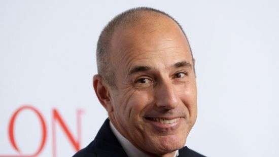 В США всемирно известного телеведущего уволили за домогательства