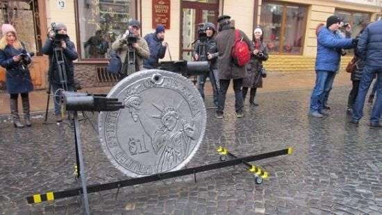 В Черновцах открыли памятник коррупции