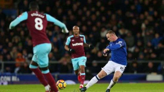 Руни с центра поля забил в пустые ворота