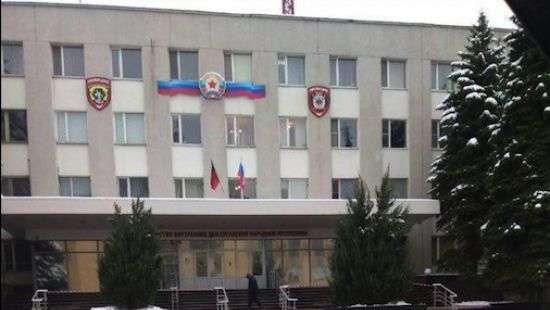 На административных зданиях Луганска появились российские флаги (ФОТО)