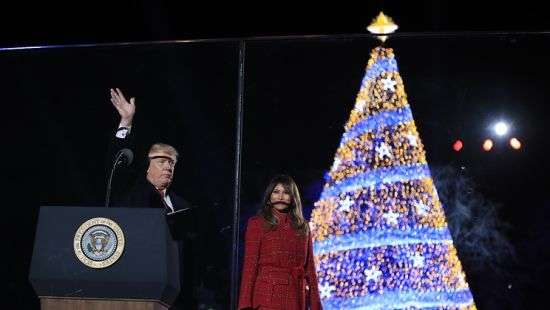 Трамп за пуленепробиваемым стеклом зажег огни на главной елке США