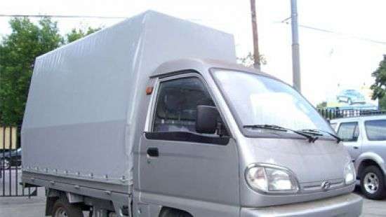 В Китае женщина осталась невредимой, угодив под грузовик (ВИДЕО)