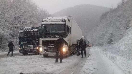 На Закарпатье из-за снега серьезные заторы на автодорогах