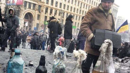 Суд по делу Майдана: защита Януковича принесла в суд брусчатку и «коктейли Молотова»