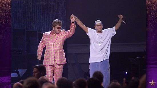 Эминем подарил Элтону Джону необычный эротический подарок (ВИДЕО)