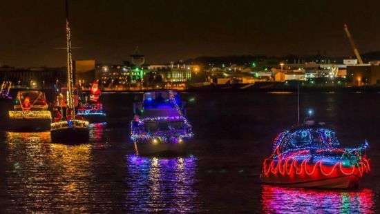 Гирлянды и анимация: в США прошел красочный парад на воде (ВИДЕО)