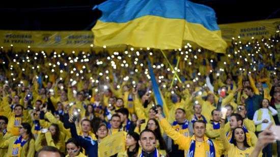 Поддержка сборной по футболу в этом году стала более массовой и активной