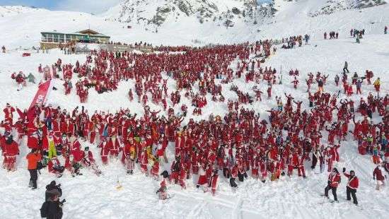 2700 Санта-Клаусов скатились с горы на лыжах - ВИДЕО
