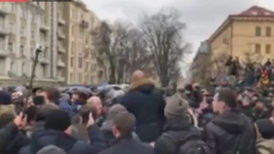 Под домом Саакашвили столкновения с силовиками, в ход пошли слезоточивый газ и файеры (ОНЛАЙН)