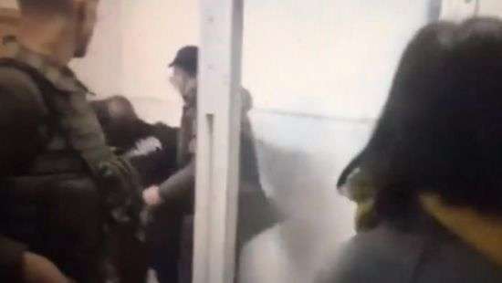 Нардеп Парасюк напал на полицейских в суде (ВИДЕО)