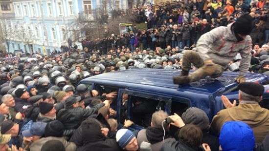Опубликовано видео освобождения Саакашвили из машины СБУ (ВИДЕО)