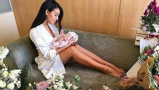 Новорожденная дочка Криштиану Роналду снялась в фотосессии (ФОТО)