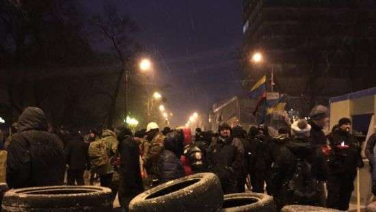 Активисты Михомайдана собирают брусчатку и шины