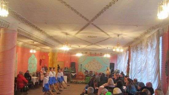 В Коростене на праздничном столе людей с инвалидностью угощали булочками, а чиновников – икрой (ФОТО/ВИДЕО)