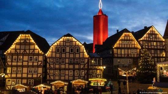 В Германии зажгли самую большую в мире рождественскую свечу (ФОТО)