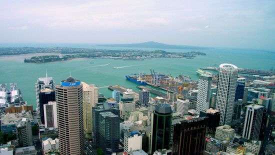 В Окленде катафалк на дороге потерял покойника (ВИДЕО)