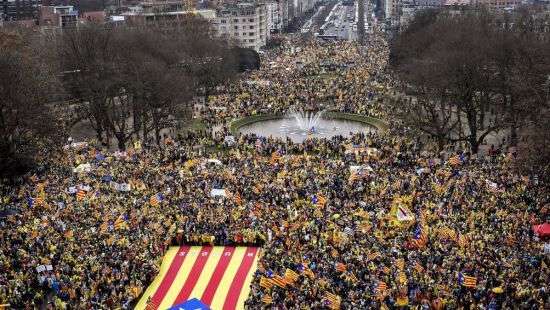 В Брюсселе тысячи людей вышли в поддержку независимой Каталонии (ВИДЕО/ФОТО)