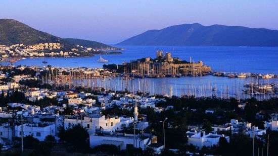 Турецкий Бодрум из-за землетрясения сполз к морю