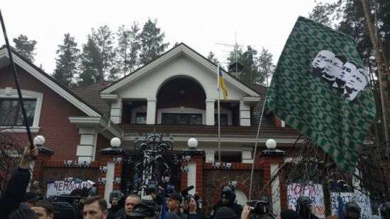 «Придется моей жене внести правки в закон» - Луценко о пикете возле своего дома