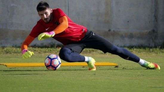 Украинский голкипер ведет переговоры с «Динамо» и «Шахтером»