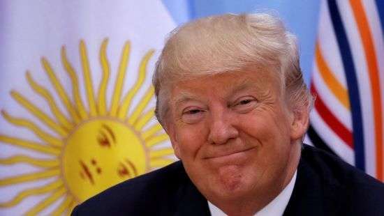 Трамп подписывает документы рано утром, не снимая пижамы