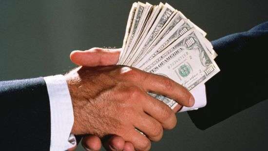 Стал известен ежегодный объем взяток во всем мире