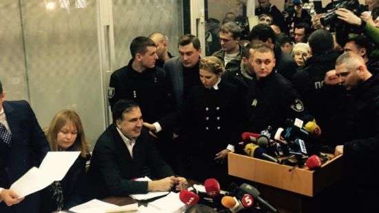Саакашвили в суде назвал себя военнопленным и заручился поддержкой Тимошенко