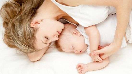 Врачи рассказали, как долго малыш должен спать с родителями