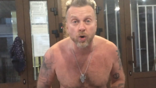 Шоумен Мухарский остался без трусов перед зданием суда (ВИДЕО)