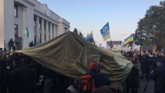 В палатках под Радой осталось около 200 человек