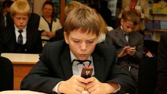 Во Франции нельзя будет детям носить в школу мобилки