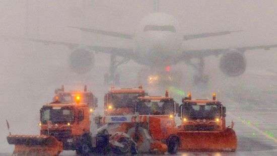 Мощные снегопады остановили аэропорты Канады