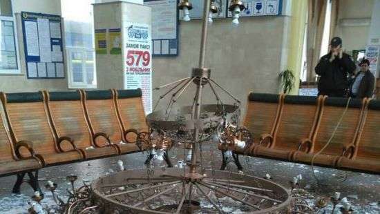 На ж/д вокзале в Херсоне упала огромная люстра (ФОТО)