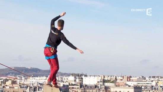 Француз прошел по канату 670 метров Эйфелевой башни до площади Трокадеро (ВИДЕО)