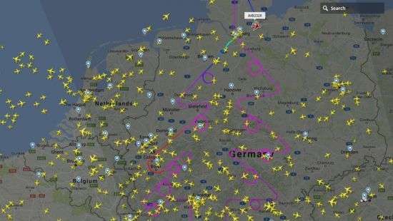 В Германии Airbus своим маршрутом нарисовал елку в небе (ФОТО)