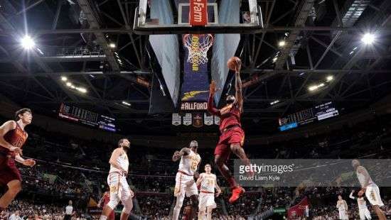 НБА. «Голден Стэйт» и «Кливленд» побеждают, «Бостон» терпит поражение от «Чикаго»