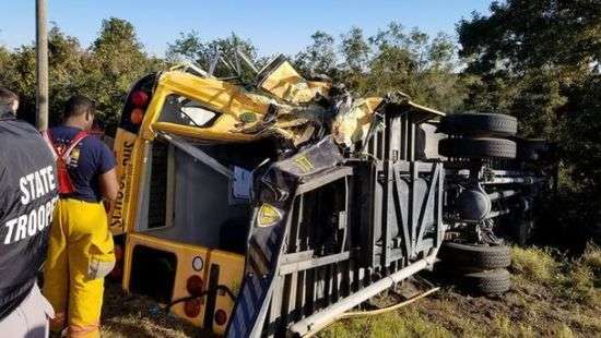 В США грузовик перевернул школьный автобус, есть пострадавшие (ВИДЕО)