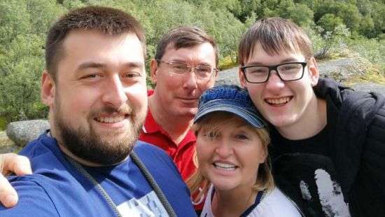 Луценко похвастался семейными ФОТО на берегу Ла Манша