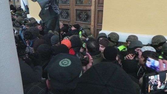 Сторонники Саакашвили ворвались в Октябрьский дворец в центре Киева - ВИДЕО