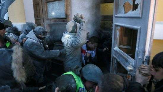 Полиция возбудила дела по факту захвата Октябрьского дворца