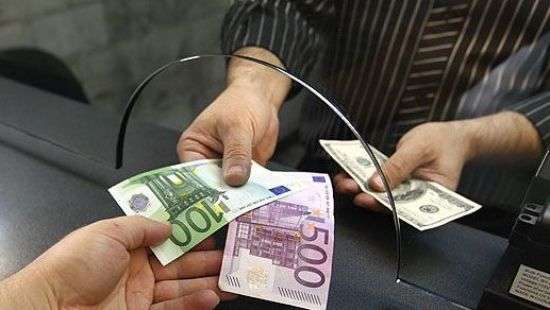 В обменниках стремительно продолжает расти курс доллара и евро