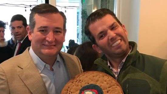 Сыну Трампа подарили огромное печенье с портретом Обамы