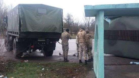Грузовик Нацгвардии протаранил остановку и убил девушку