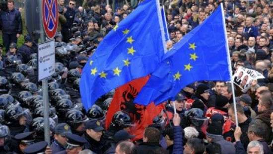 В Албании протестующие пытаются захватить парламент: есть раненые