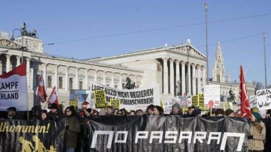 В Вене тысячи людей вышли на акции против нового правительства