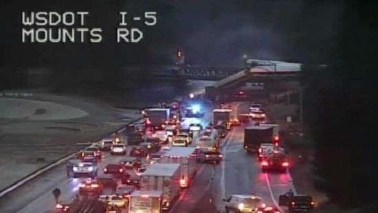 В США поезд сорвался с моста и упал на оживленную автодорогу (ФОТО)