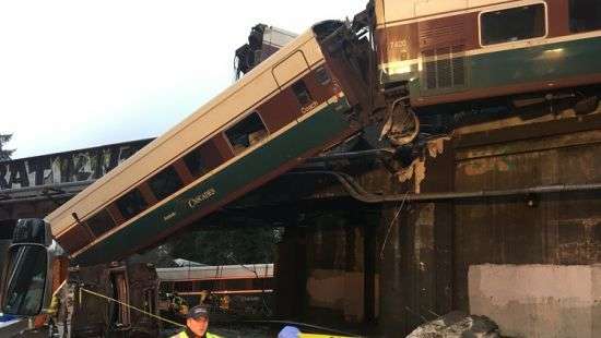 Падение поезда с моста в США: все подробности (ФОТО/ВИДЕО)