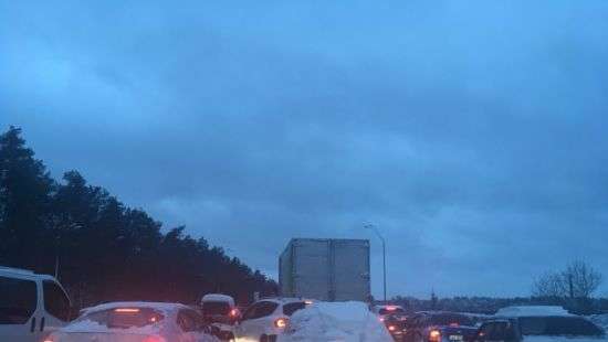 Непогода существенно затруднила движение авто на подъездах к Киеву
