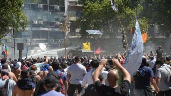 В Аргентине - беспорядки из-за пенсионной реформы: пострадало уже 162 человека (ВИДЕО)