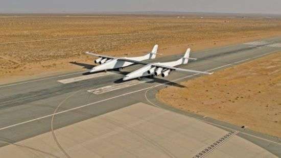 В США выкатили на взлетную полосу самый большой самолет в мире - ВИДЕО